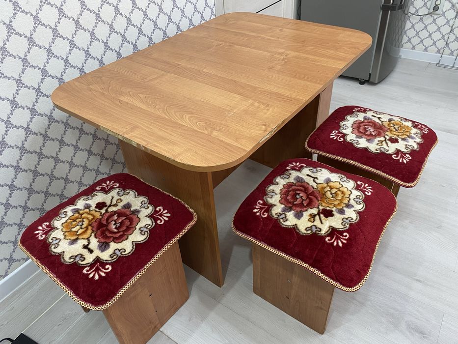 Кухоный стол +4 табурета