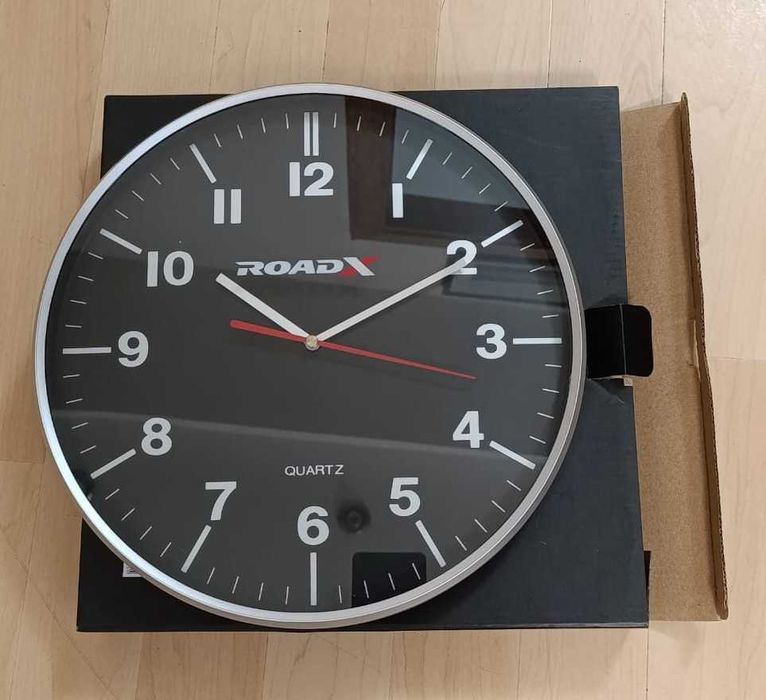 Часы настенные. Черные.