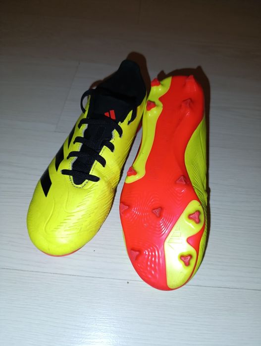 Детски футболни бутонки