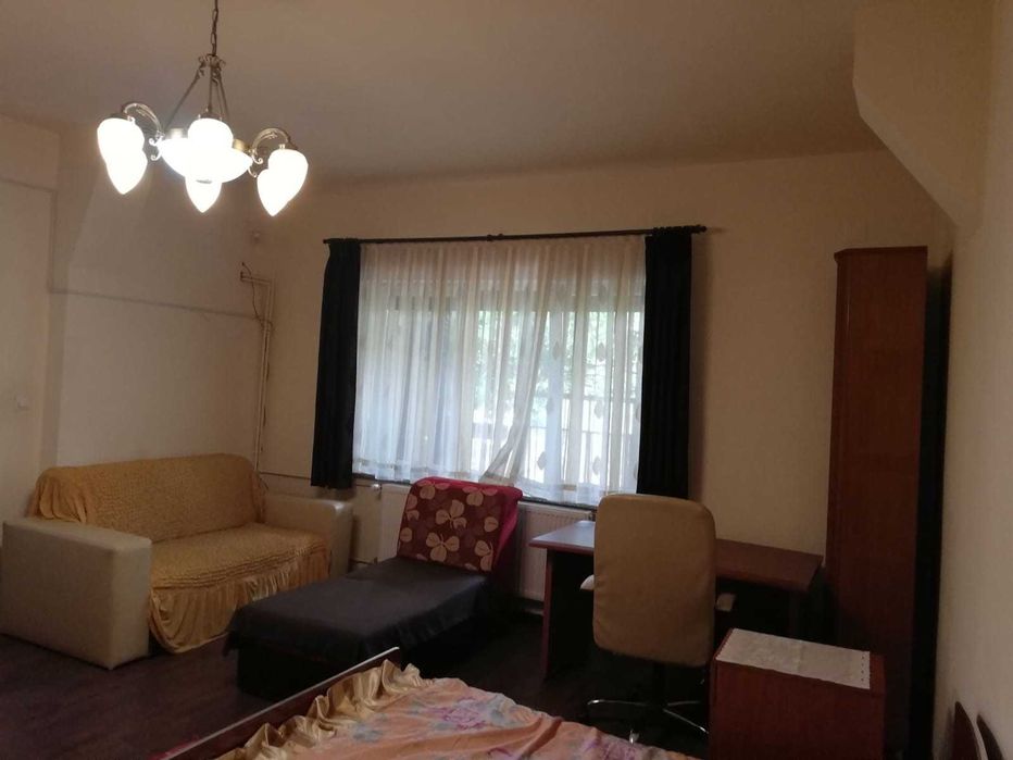 De VANZARE apartament , curte comuna cu 3 ap. ZONA DECEBAL