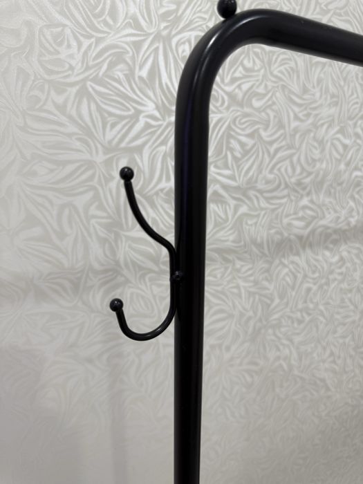 напольная вешалка с колесиками