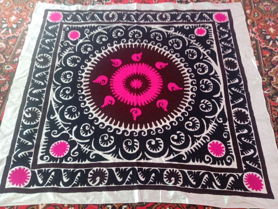 Су́зани чок кулда тикилган