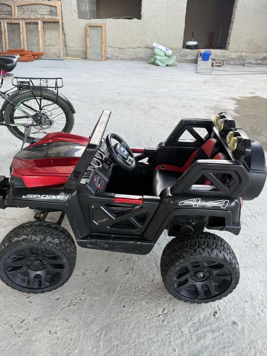 Детская машина на пульте б/у