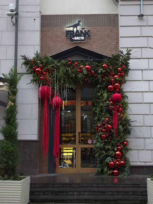 Оформление на новый год входной группы.