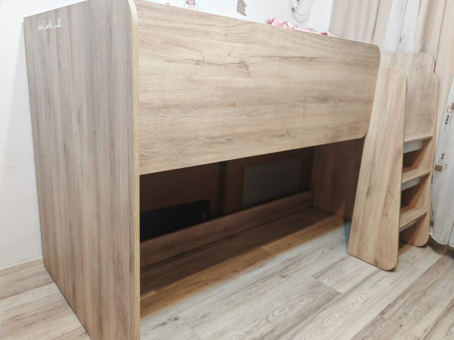 Pat mansardat cu birou si dulap