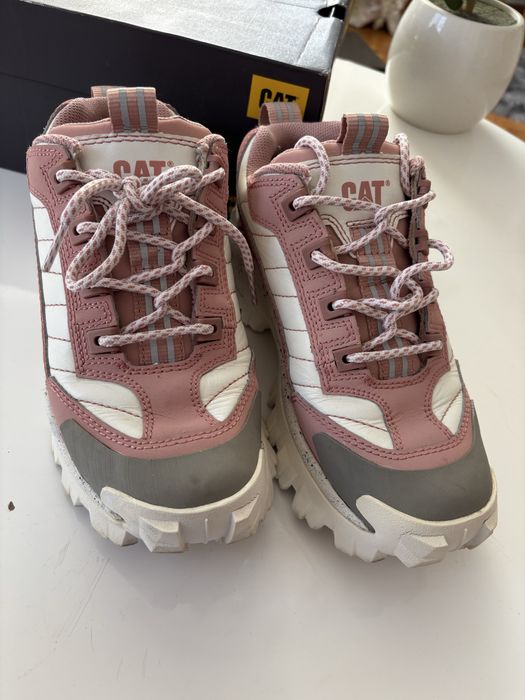 Sneakers caterpillar