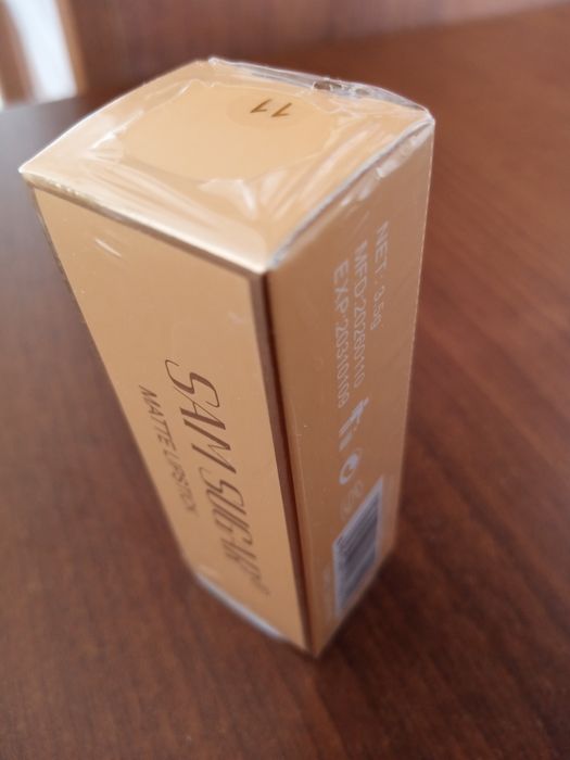 Продам губную помаду.