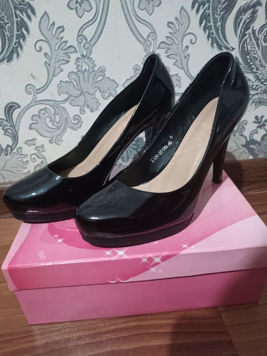 Туфли 40 размера лакированные на высоком каблуке