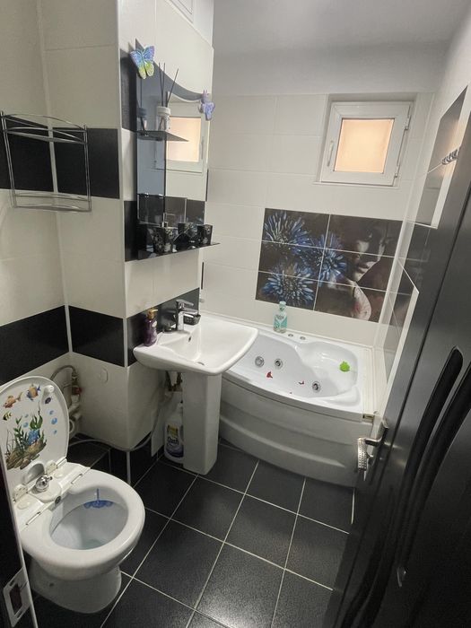 Vand apartament 3 camere decomandate , zona Neacsu-Mall Dunarea