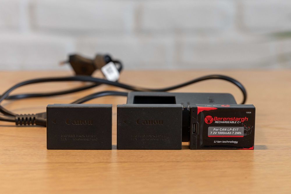 Canon R8 cu garantie + 2 acumulatori extra