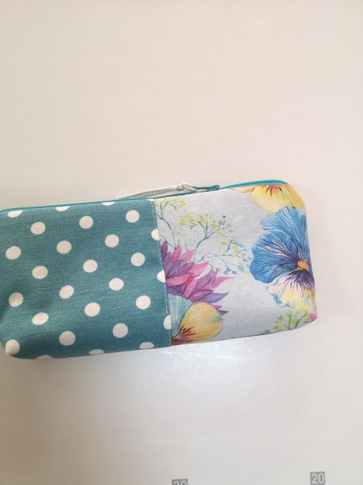 Подарете:Несесер и цветя от плат