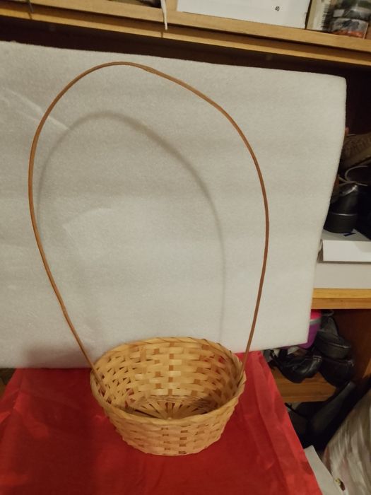 Различни плетени кошници и панери