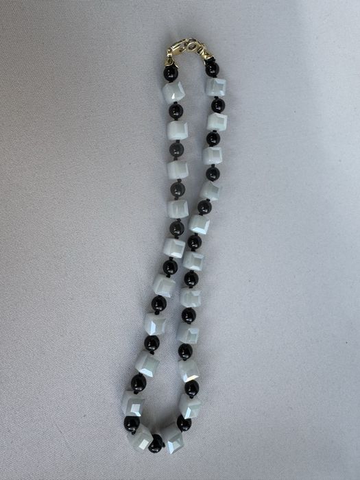 Colier lucrat manual din calcedonie, onix si argint