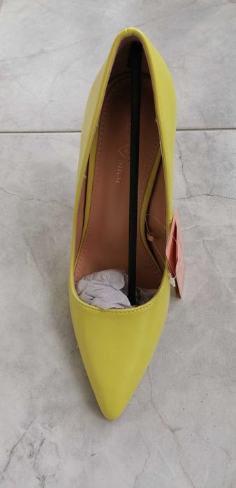 Нови дамски обувки на ток