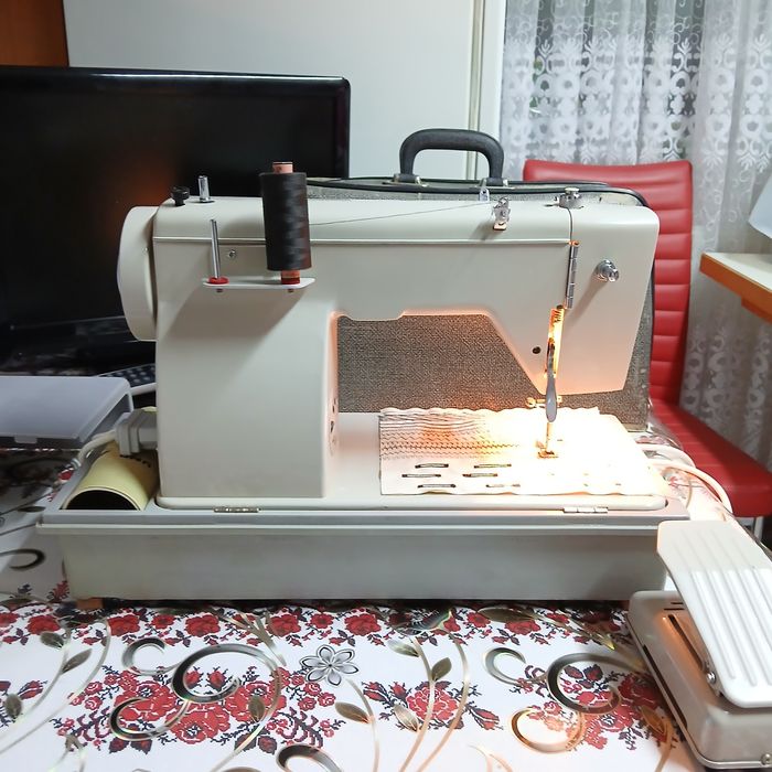 Masina de cusut VCTORIA ZICK ZACK în totalitate din metal