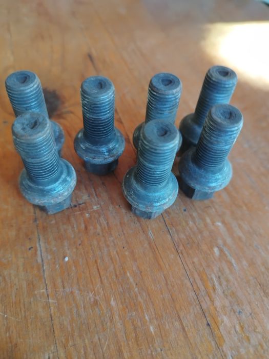 Дълги и къси болтове за Мерцедес оригинални