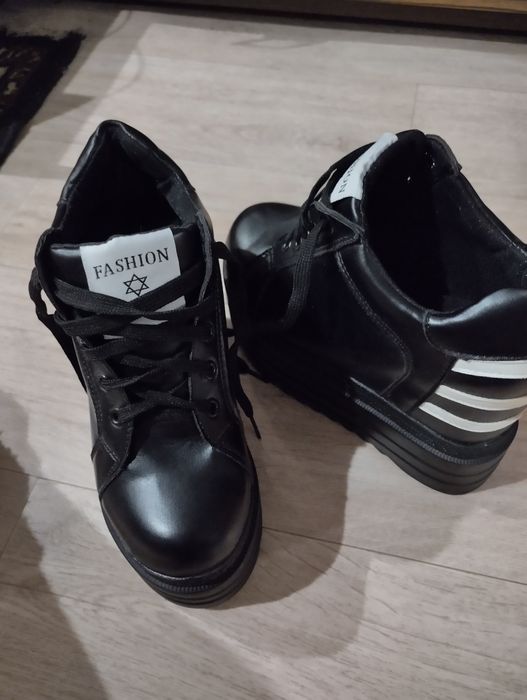 Кроссовки на платформе