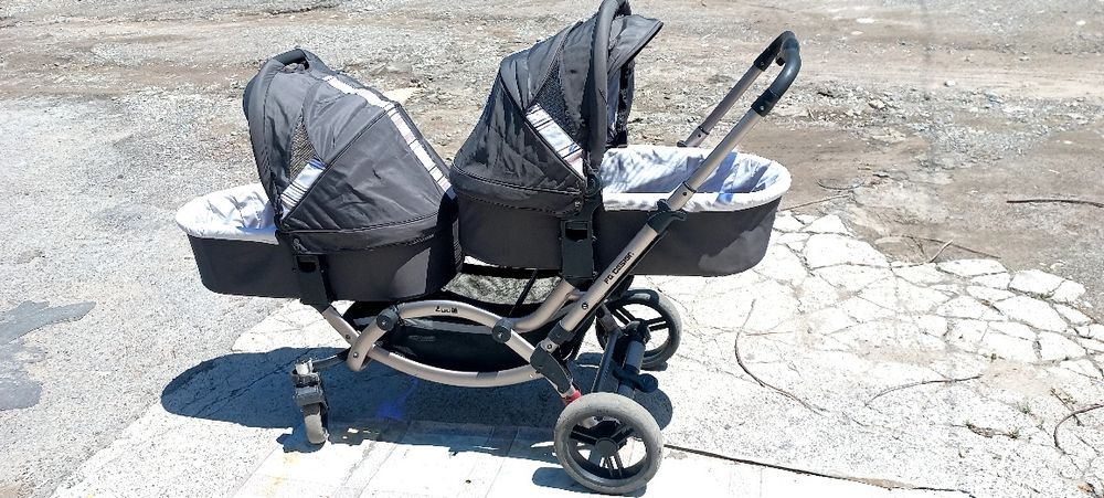 Детская коляска для двойняшек.