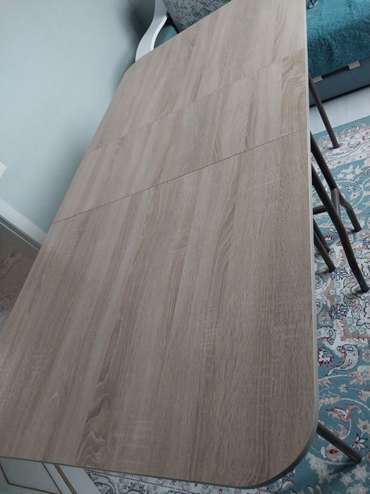 Обеденный стол для гостиной