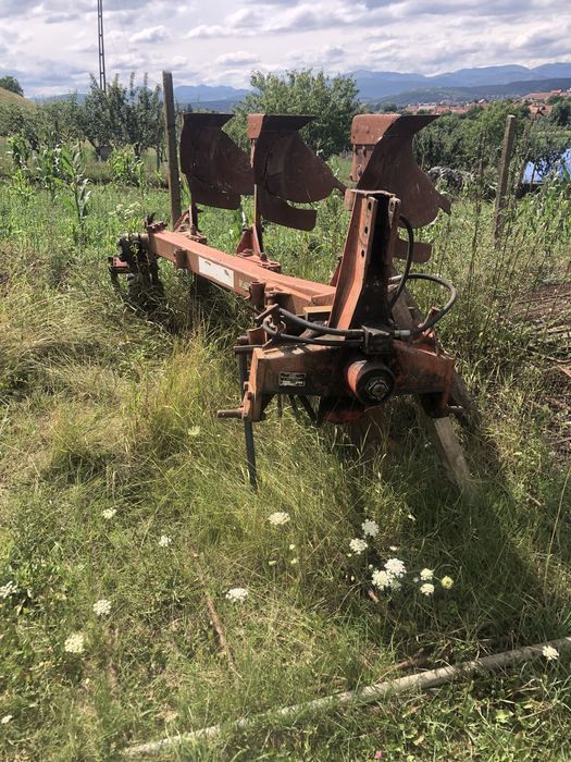 Vand plug,freza,semanatoare paioase si porumb!!!