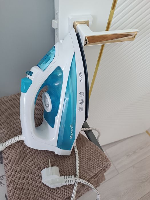 Продам утюг Maxwell