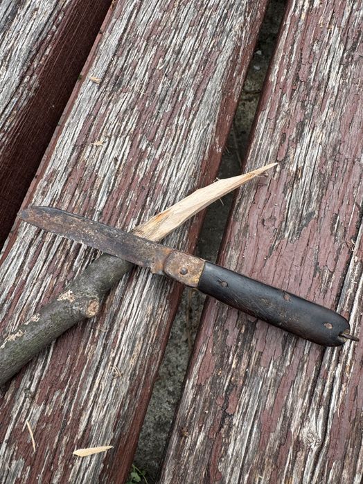 сгъваемо ножче с дървена дръжка