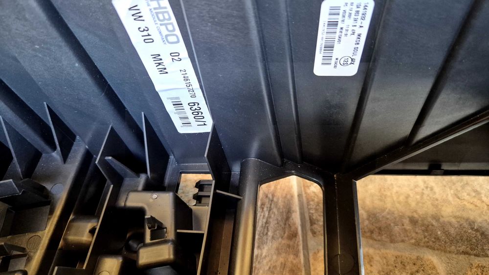 VW ID 3 центр.конзола,инд.зарядно,usb port,cup holder,антена и кука.