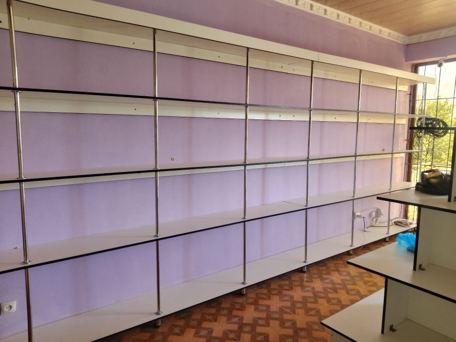 Magazin rastalari kassa stol,yolka va tabretkalar