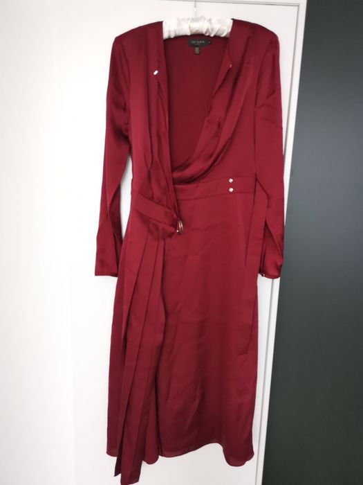 Rochie noua fără eticheta Ted Baker. Mărimea 1/36. Roșu burgund, satin