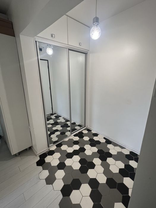 Vand apartament 3 camere renovat partial mobilat.