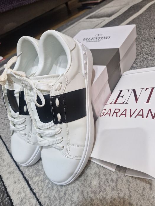 Стильные белые кеды Valentino Garavani Open