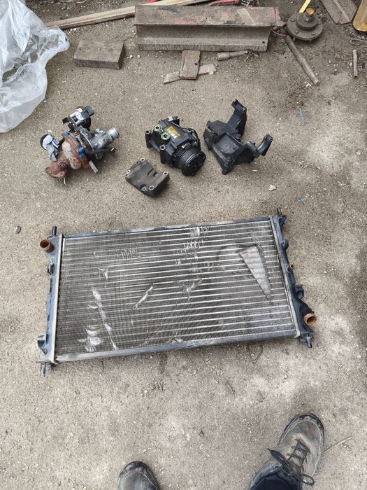 Продавам следните части за Форд канект