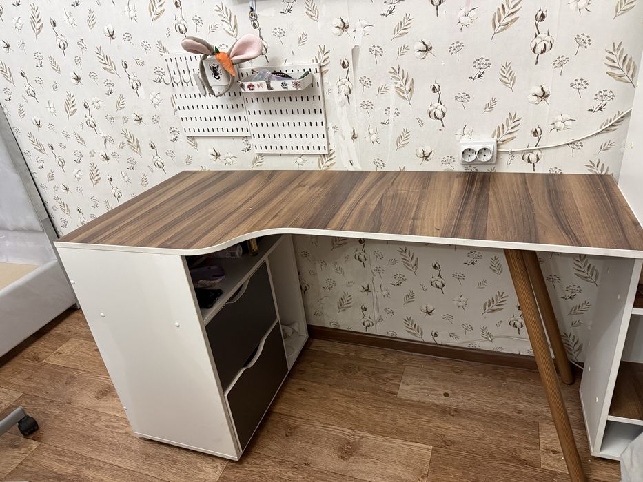 Писменый стол с этажеркой