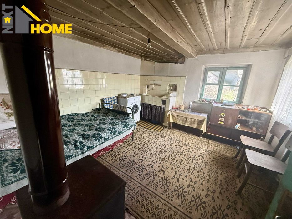 Самостоятелна двуетажна къща с дворно място и гараж