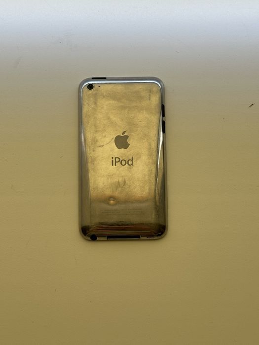 Белый iPod touch 4 (8GB)
