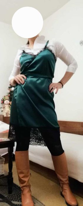 Рокля от сатен и дантела