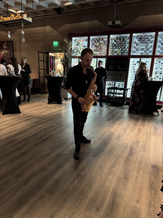 Servicii muzicale Saxofonist / Saxophonist