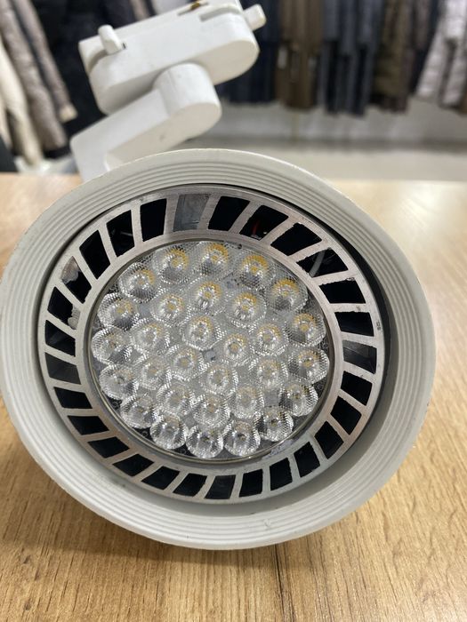 Продам трековый светильник