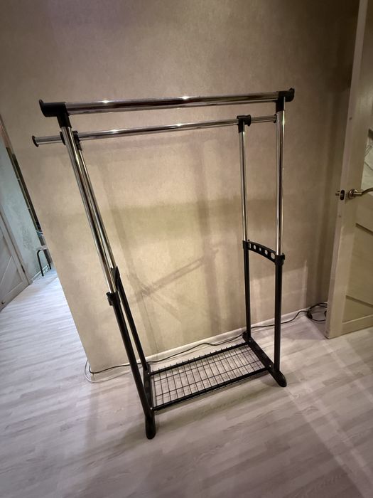 Напольная вешалка, после которой шкаф отдыхает