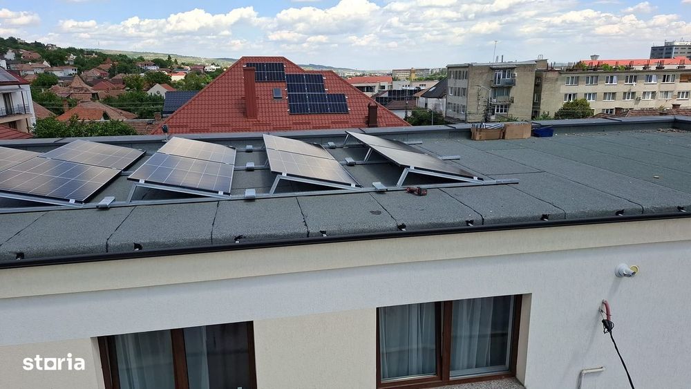 Casă  cu două apartamente și spațiu comercial,parter,etaj,etaj retras