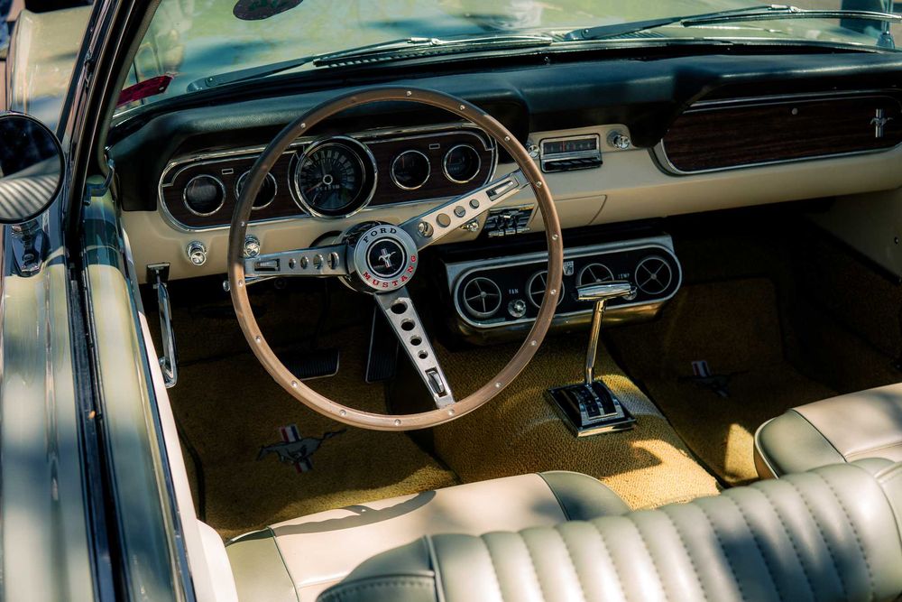 Inchiriere masina clasică Ford Mustang din 1966 decapotabil si altele pe epicgo.ro