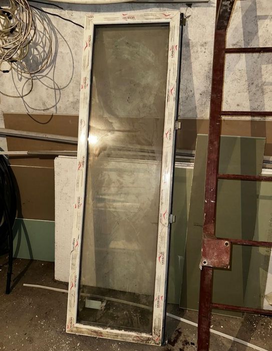 Продам Пластиковую Дверь!!!