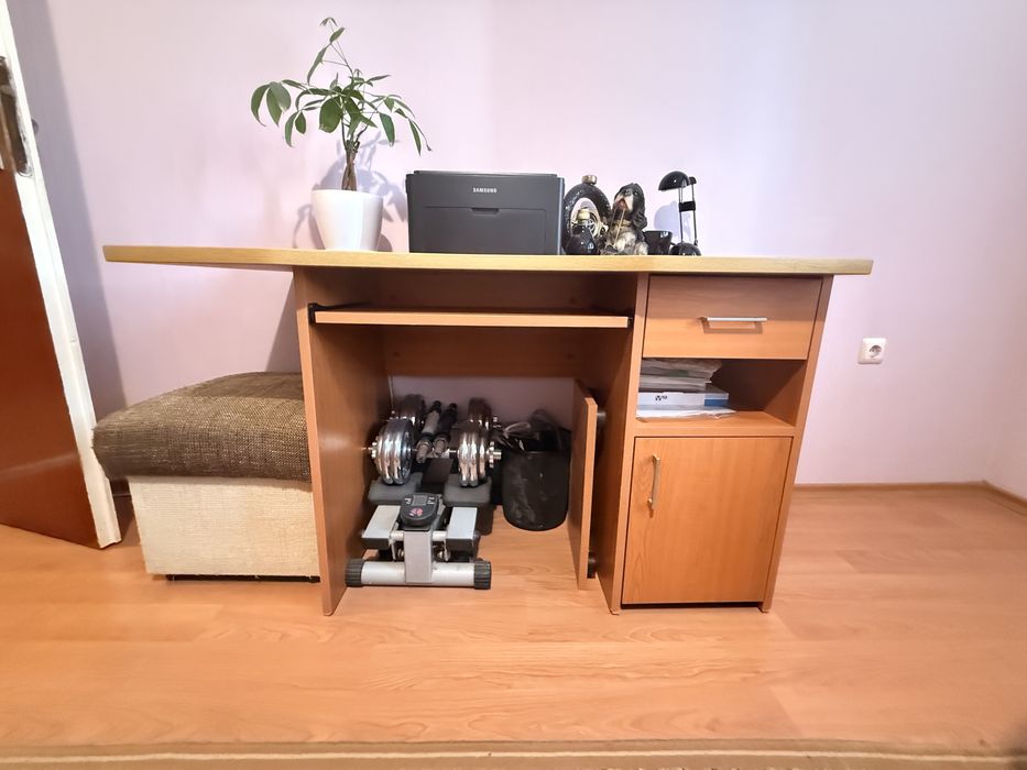 Бюро за компютър със шкафчета