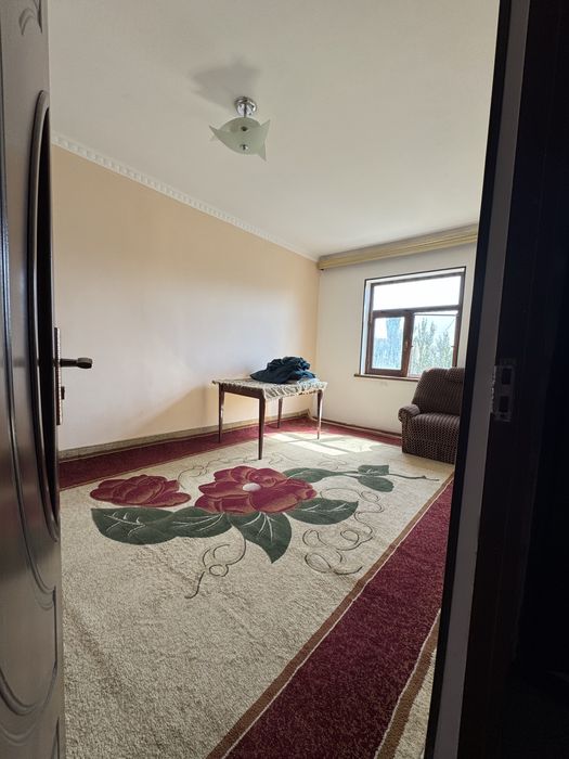 Avroradan 4 etajkali domdan 3 xonali uy sotiladi srochno