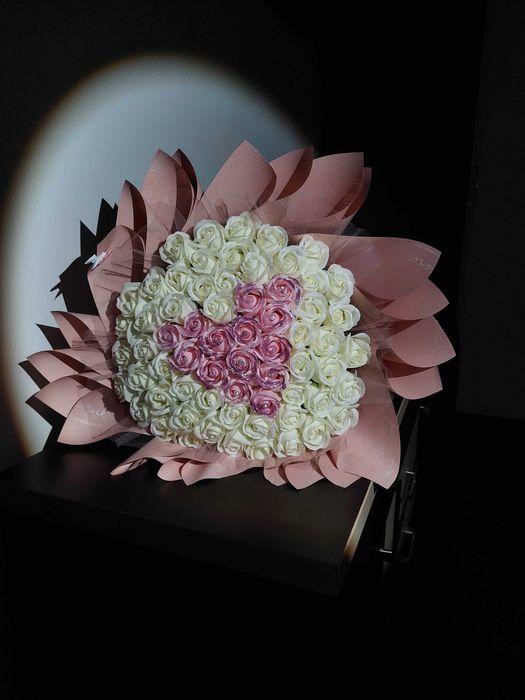 Buchete si aranjamente cu trandafiri din satin sau sapun