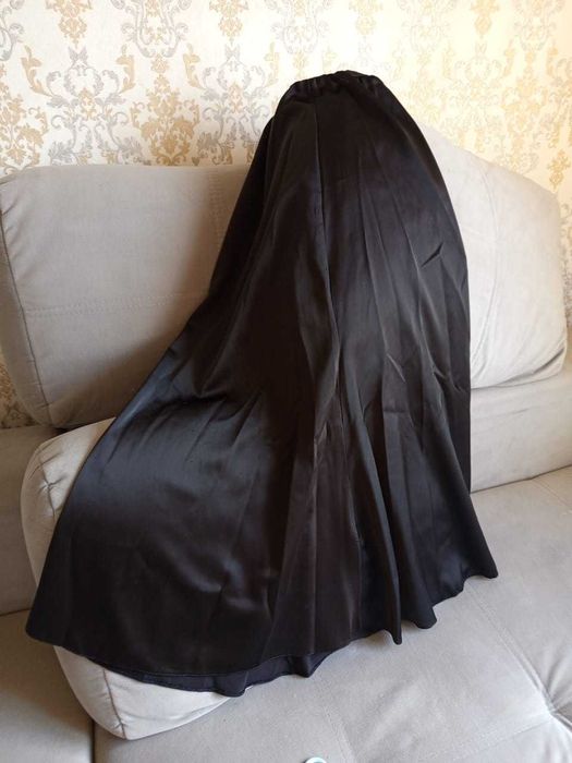 Атласная черная юбка