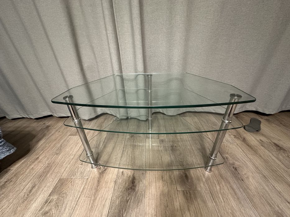 Стеклянный столик.