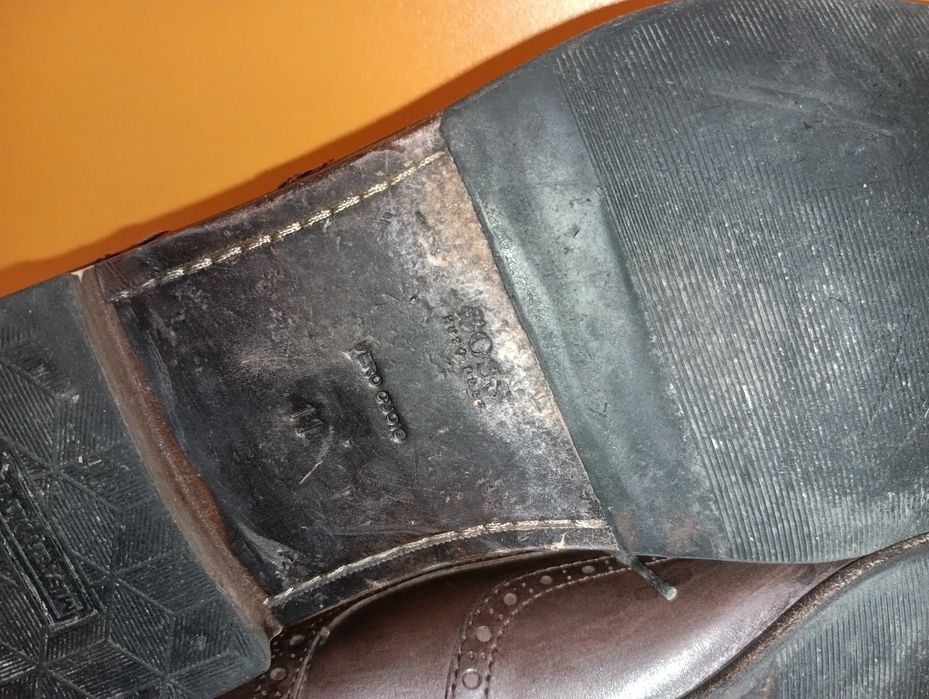 Hugo Boss N 44 кожени - 45 лв