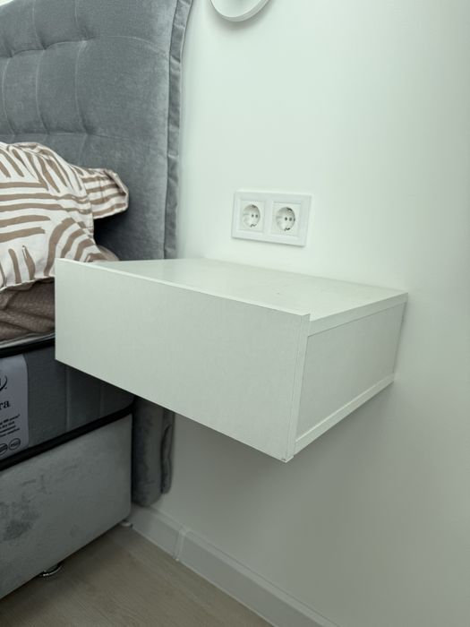 Продавам два броя висящи нощни шкафчета