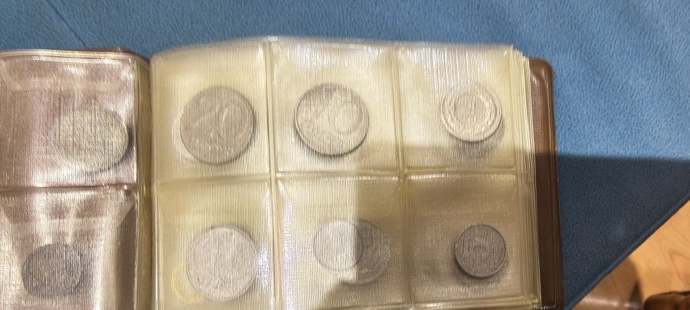 Продавам класьор с марки и монети